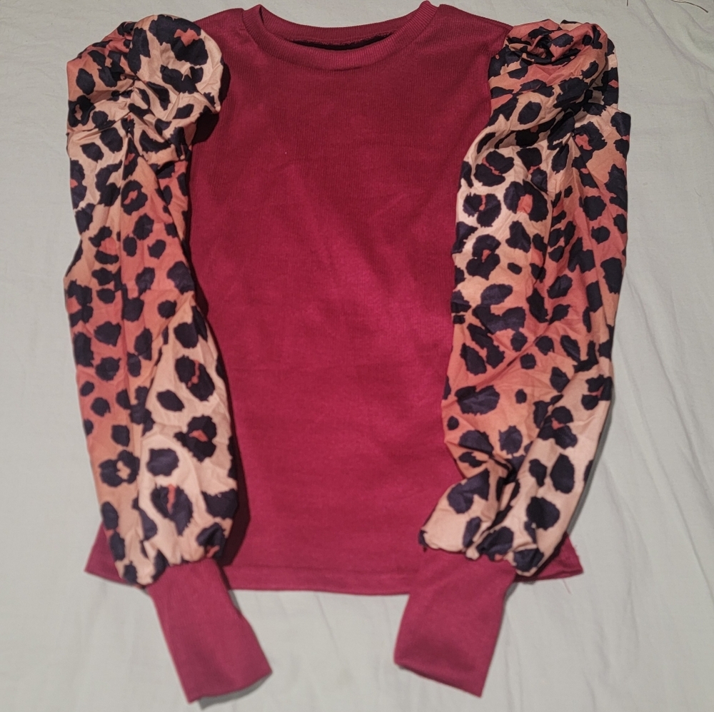 Chic Burgundy Ribbed Top with Leopard Print Sleeves size small.
